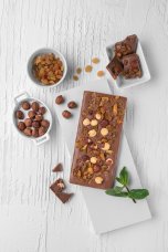 Молочный шоколад Artesso с фундуком и изюмом 100 г