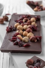 Темный шоколад Artesso с фундуком, клюквой 100 г