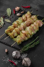 Полуфабрикат из мяса птицы цыплят-бройлеров мелкокусковой бескостный охлажденный  Шашлык из филе с чесноком и травами 