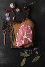 Полуфабрикат из свинины мясной крупнокусковой бескостный охлажденный Шейная часть свиная для запекания